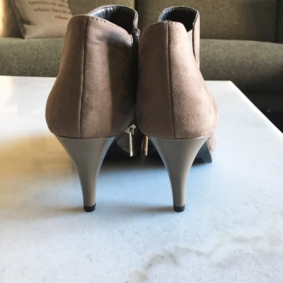 NWOT! New Bandolino Miku suede look tan ankle boot / heeled bootie (size 8) - Picture 4 of 13